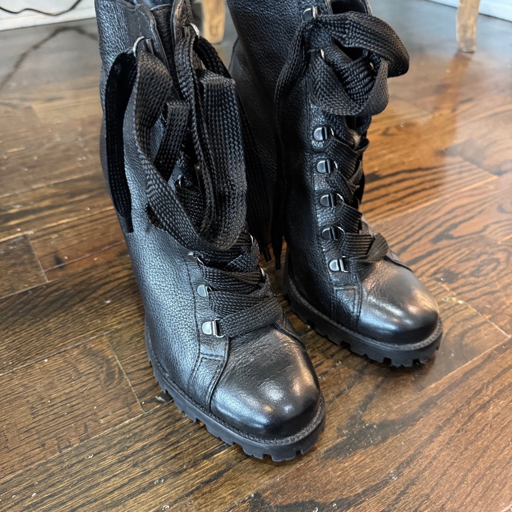 Schultz Lace Up HeelBoots